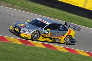 Mugello Pisti, İtalya 2 Mayıs 2008: Mugello Pisti 'ndeki DTM yarışı sırasında Oliver Jarvis, Phoenix takımı Audi A4 DTM 2007 ile iş başında.