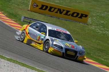 Mugello Pisti, İtalya 2 Mayıs 2008: Mugello Pisti 'ndeki DTM yarışı sırasında Oliver Jarvis, Phoenix takımı Audi A4 DTM 2007 ile iş başında.