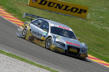Mugello Pisti, İtalya 2 Mayıs 2008: Alexandre Premat, Mugello Pisti 'ndeki DTM yarışı sırasında Anka Takımı' nın Audi A4 DTM 2007 ile iş başında.