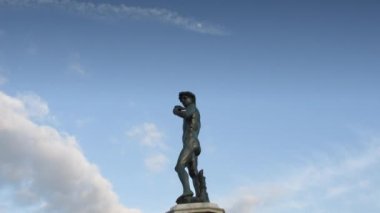 Floransa, Michelangelo Meydanı. Michelangelo 'nun Davut' unun Bronz heykeli Floransa 'ya bakan mavi bulutlu gökyüzüne karşı. Zaman Uygulaması.