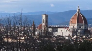 Ocak ayında Michelangelo Meydanı 'ndan Floransa' daki Santa Maria del Fiore Katedrali 'nin güzel manzarası. İtalya