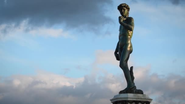 Florence Michelangelo Square Bronze Sculpture Michelangelo David Facing Florence Blue — Stock Video
