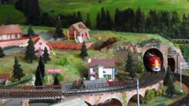Florence, Ocak 2022: Minyatür model tren. Model demiryolu. Trenin minyatür modeli bir dağ ortamında hareket ediyor. Demiryolu modelliği. İtalya