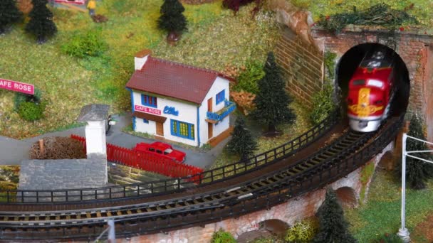 2022年1月フィレンツェ ミニチュアの模型列車 鉄道模型 山の環境を移動する列車のミニチュアモデル 鉄道模型 イタリア — ストック動画