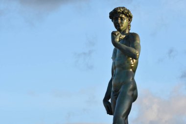 Floransa, Michelangelo Meydanı. Michelangelo 'dan David' in bronz heykeli mavi bulutlu gökyüzüne karşı Floransa 'ya bakıyor.