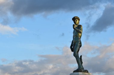 Floransa, Michelangelo Meydanı. Michelangelo 'dan David' in bronz heykeli mavi bulutlu gökyüzüne karşı Floransa 'ya bakıyor.