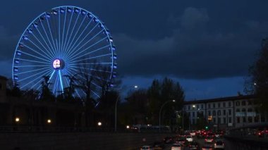 Floransa, Aralık 2021: Dönme dolap Fortezza da Basso 'daki eğlence parkında Noel döneminde aydınlandı. İtalya.