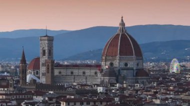 Floransa, Aralık 2021: Floransa 'daki Santa Maria del Fiore Katedrali Piazzale Michelangelo' dan görünüyor ve arka planda aydınlatmalı dönme dolap bulunuyor. İtalya