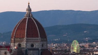 Floransa, Aralık 2021: Floransa 'daki Santa Maria del Fiore Katedrali Piazzale Michelangelo' dan görünüyor ve arka planda aydınlatmalı dönme dolap bulunuyor. İtalya