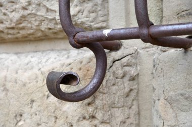 bir pencere ızgarasının demir detaylarını işledi