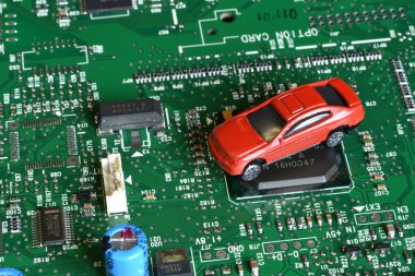 Elektronik panoda oyuncak arabalar ve mikroçip. Mikroçip ve yarı iletken sıkıntısı yeni araba sıkıntısı yaratıyor. Yarı iletken kıtlığı için kavramsal görüntü otomotiv endüstrisinin üretimini bozuyor.
