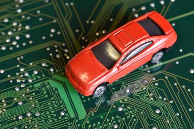 Elektronik panodaki entegre devreli oyuncak arabalar. Mikroçip ve yarı iletken sıkıntısı yeni araba sıkıntısı yaratıyor. Yarı iletken kıtlığı için kavramsal görüntü otomotiv endüstrisinin üretimini bozuyor.