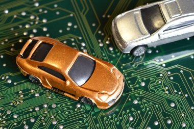 Elektronik panodaki entegre devreli oyuncak arabalar. Mikroçip ve yarı iletken sıkıntısı yeni araba sıkıntısı yaratıyor. Yarı iletken kıtlığı için kavramsal görüntü otomotiv endüstrisinin üretimini bozuyor.