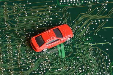 Elektronik panodaki entegre devreli oyuncak arabalar. Mikroçip ve yarı iletken sıkıntısı yeni araba sıkıntısı yaratıyor. Yarı iletken kıtlığı için kavramsal görüntü otomotiv endüstrisinin üretimini bozuyor.