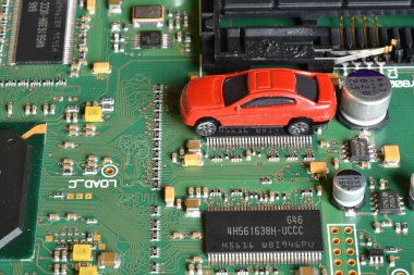 Elektronik panoda oyuncak arabalar ve mikroçip. Mikroçip ve yarı iletken sıkıntısı yeni araba sıkıntısı yaratıyor. Yarı iletken kıtlığı için kavramsal görüntü otomotiv endüstrisinin üretimini bozuyor.