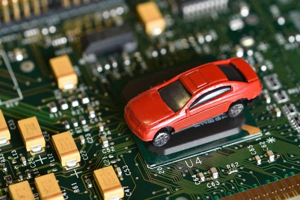 Elektronik panoda oyuncak arabalar ve mikroçip. Mikroçip ve yarı iletken sıkıntısı yeni araba sıkıntısı yaratıyor. Yarı iletken kıtlığı için kavramsal görüntü otomotiv endüstrisinin üretimini bozuyor.