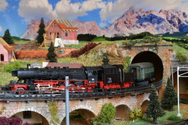 Floransa, Ocak 2022: Buharlı lokomotif tren minyatür. Model demiryolu. Trenin minyatür bir modeliydi. Demiryolu modelliği. İtalya