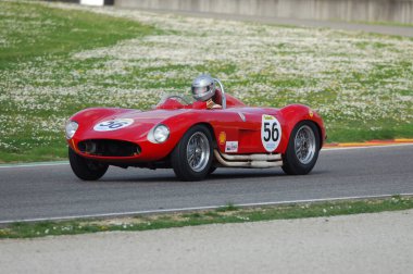 Scarperia, Mugello 5 Mart 2008: Mugello Pisti 'ndeki antrenman sırasında Maserati 300 S yılı 1955 sürüşü bilinmiyor. İtalya