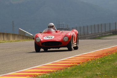 Scarperia, Mugello 5 Mart 2008: Mugello Pisti 'ndeki antrenman sırasında Maserati 300 S yılı 1955 sürüşü bilinmiyor. İtalya
