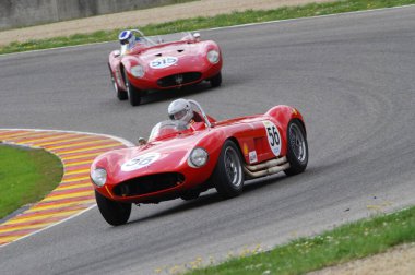 Scarperia, Mugello 5 Mart 2008: Mugello Pisti 'ndeki antrenman sırasında Maserati 300 S yılı 1955 sürüşü bilinmiyor. İtalya