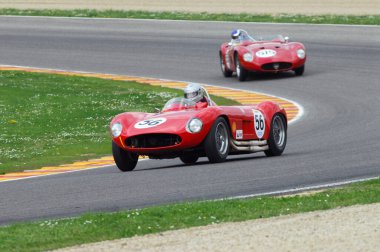 Scarperia, Mugello 5 Mart 2008: Mugello Pisti 'ndeki antrenman sırasında Maserati 300 S yılı 1955 sürüşü bilinmiyor. İtalya