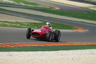 Scarperia, Mugello 5 Mart 2008: Mugello Pisti 'ndeki antrenman sırasında Maserati 250 F yılı 1954 sürüşü bilinmiyor. İtalya