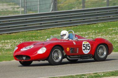 Scarperia, Mugello 5 Mart 2008: Mugello Pisti 'ndeki antrenman sırasında bilinmeyen Maserati Vintage Car. İtalya