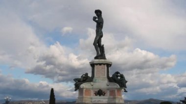 Michelangelo 'nun Davut' unun Bronz heykeli Floransa 'ya bakan mavi bulutlu gökyüzüne karşı. Floransa, Michelangelo Meydanı. Zaman Uygulaması.
