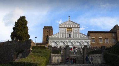 San Miniato al Monte Bazilikası. Floransa 'da, Floransa' nın en yüksek yerlerinden birinde yer alan ve Floransa Romanesk tarzının en iyi örneklerinden biridir. Toskana, İtalya. Zaman Uygulaması