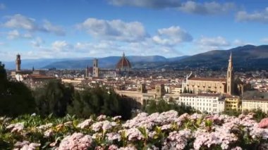 Floransa şehrinin Michelangelo Meydanı 'ndan Santa Maria del Fiore Katedrali, Kutsal Haç Bazilikası ve Belediye Sarayı' na uzanan manzarası. Toskana, İtalya. Zaman Süreleri.