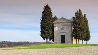 Gökyüzü bulutlu olan ünlü Vitaleta Şapeli (Madonna di Vitaleta Şapeli). Val d 'Orcia, Toskana' da. İtalya