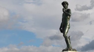 Michelangelo 'nun Davut' unun Bronz heykeli Floransa 'ya bakan mavi bulutlu gökyüzüne karşı. Floransa, Michelangelo Meydanı. Zaman Uygulaması.