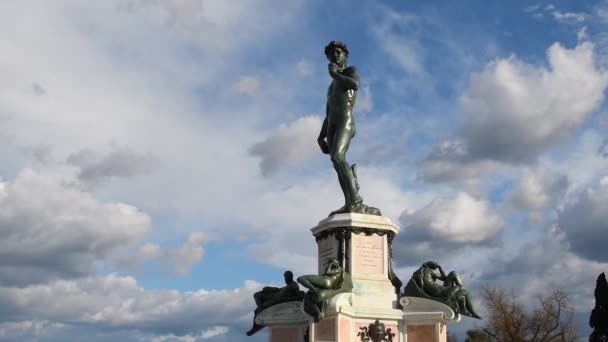 Bronsskulpturen Michelangelos David Vänd Mot Florens Mot Blå Molnig Himmel — Stockvideo