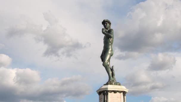 Die Bronzeskulptur Von Michelangelos David Blickt Auf Florenz Vor Blauem — Stockvideo