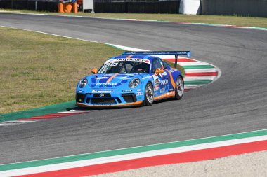 Mugello Pisti, İtalya - 23 Eylül 2021: Porsche Carrera 991 GT3 Kupası, Porsche Sport Cup Suisse turnuvası sırasında Mugello Pisti 'nde oynanmaktadır. İtalya.