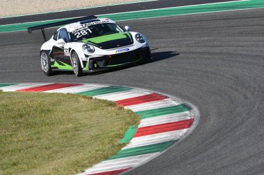 Mugello Pisti, İtalya - 23 Eylül 2021: Porsche Carrera 991 GT3 Kupası, Porsche Sport Cup Suisse turnuvası sırasında Mugello Pisti 'nde oynanmaktadır. İtalya.
