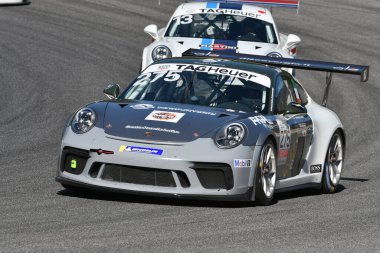 Mugello Pisti, İtalya - 23 Eylül 2021: Porsche Carrera 991 GT3 Kupası, Porsche Sport Cup Suisse turnuvası sırasında Mugello Pisti 'nde oynanmaktadır. İtalya.