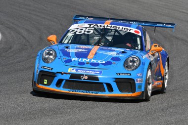 Mugello Pisti, İtalya - 23 Eylül 2021: Porsche Carrera 991 GT3 Kupası, Porsche Sport Cup Suisse turnuvası sırasında Mugello Pisti 'nde oynanmaktadır. İtalya.