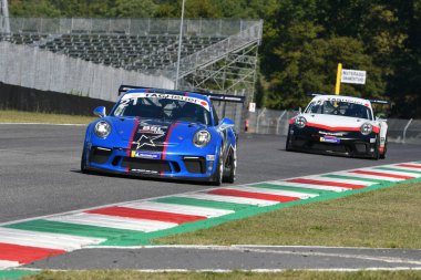 Mugello Pisti, İtalya - 23 Eylül 2021: Porsche Carrera 991 GT3 Kupası, Porsche Sport Cup Suisse turnuvası sırasında Mugello Pisti 'nde oynanmaktadır. İtalya.