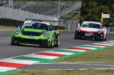 Mugello Pisti, İtalya - 23 Eylül 2021: Porsche Carrera 991 GT3 Kupası, Porsche Sport Cup Suisse turnuvası sırasında Mugello Pisti 'nde oynanmaktadır. İtalya.