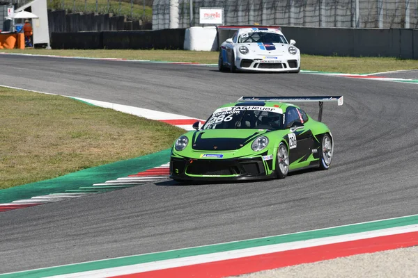 Mugello Pisti, İtalya - 23 Eylül 2021: Porsche Carrera 991 GT3 Kupası, Porsche Sport Cup Suisse turnuvası sırasında Mugello Pisti 'nde oynanmaktadır. İtalya.