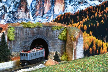 Florence, Mart 2022, trenli minyatür demiryolu modeli. Dağların ambiyansı üzerine elektrikli lokomotif modeli.