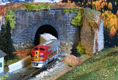 Florence, Mart 2022: Minyatür Noel Baba treni. Model demiryolu. Trenin minyatür bir modeliydi. Demiryolu modelliği. İtalya