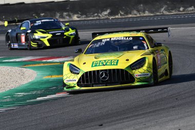 Scarperia, 24 Mart 2022: MANN-FILTER LANDGRAF takımından Mercedes-AMG GT3 Alexander Hrachowina-Martin Konrad-Bernd Schneider tarafından sürülüyor..