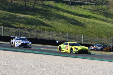 Scarperia, 24 Mart 2022: MANN-FILTER LANDGRAF takımından Mercedes-AMG GT3 Alexander Hrachowina-Martin Konrad-Bernd Schneider tarafından sürülüyor..
