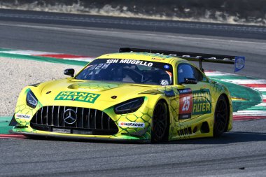 Scarperia, 24 Mart 2022: MANN-FILTER LANDGRAF takımından Mercedes-AMG GT3 Alexander Hrachowina-Martin Konrad-Bernd Schneider tarafından sürülüyor..