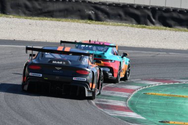 Scarperia, 24 Mart 2022: Boda Takımı 'ndan Bentley Continental GT3 Bob Herber tarafından sürülen Bas Koeten - Marcel van Berlo İtalya Mugello Pisti' ndeki 12..