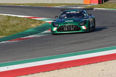 Scarperia, 24 Mart 2022: Thomas Gostner-David Gostner-Corinna Gostner tarafından sürülen ve İtalya 'daki Mugello Pisti' nde sürmekte olan Mercedes-AMG GT3.