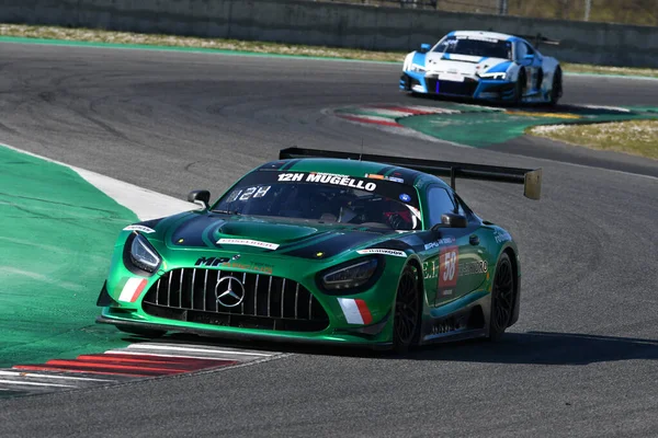 Scarperia, 24 Mart 2022: Thomas Gostner-David Gostner-Corinna Gostner tarafından sürülen ve İtalya 'daki Mugello Pisti' nde sürmekte olan Mercedes-AMG GT3.