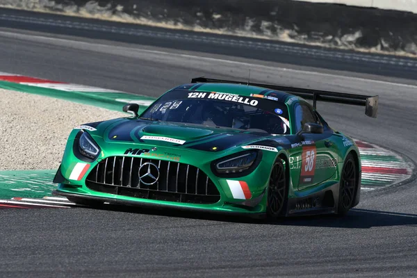 Scarperia, 24 Mart 2022: Thomas Gostner-David Gostner-Corinna Gostner tarafından sürülen ve İtalya 'daki Mugello Pisti' nde sürmekte olan Mercedes-AMG GT3.